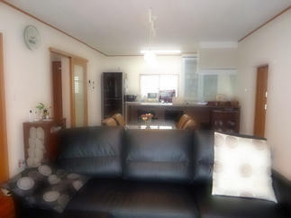 キッチンと和室の壁を取り除き広々としたLDKになりました。