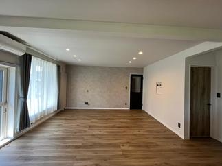 広く落ち着いたカラーのリビング