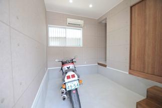 バイクいじりを楽しめるインナーガレージ