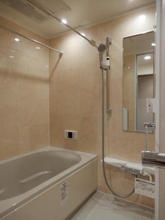 落ち着いた色のタイルと浴槽のLIXILアレスタを