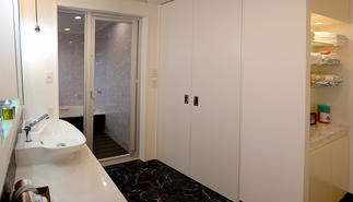 生活感が出ないように洗濯機は収納庫へ