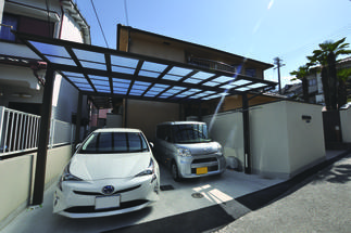 カーポートの幅を広げて車2台を停めやすく