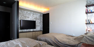 アクセントクロスでドア色とのコントラストがオシャレ