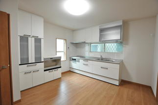 キッチンまわりは白で統一