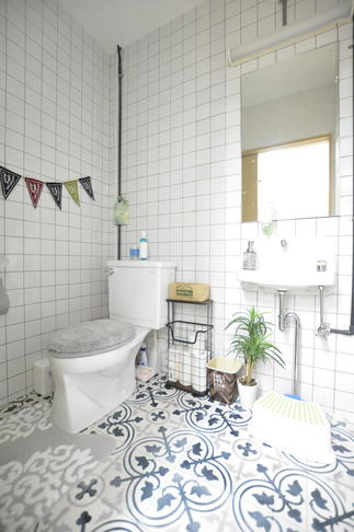 お子様と一緒に入れる広いトイレ