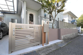 門扉はスライド式で場所を取らずスムーズに軽々開閉