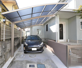 片側支持のカーポートですが強風や積雪時には着脱式サポートを2カ所取り付ける事ができます