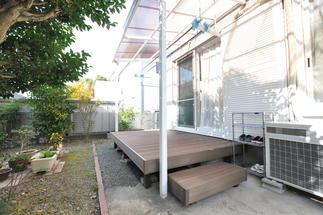 広いウッドデッキではお弁当を広げてピクニック気分も味わえます！