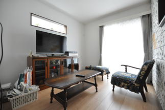 窓には開閉ラクラクな軽いシャッターを取付