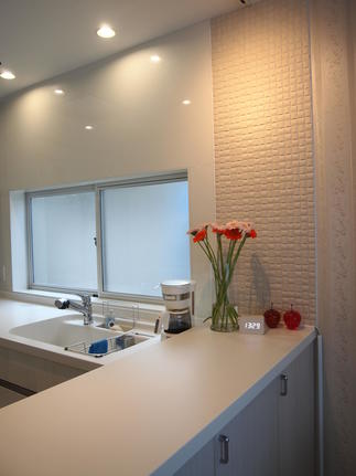 壁に貼ったエコカラットがとてもオシャレ