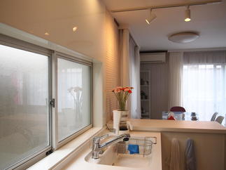 天井まであった間仕切り食器棚を分解