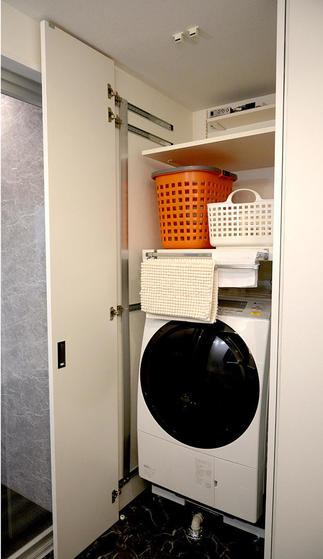 洗濯機使用時は扉を奥へスライド収納