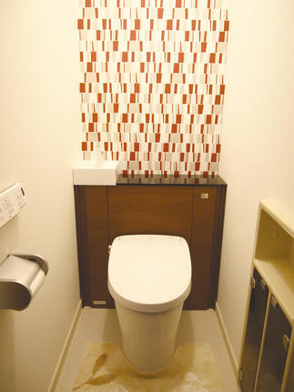 遊び心あふれるシックでモダンな壁紙