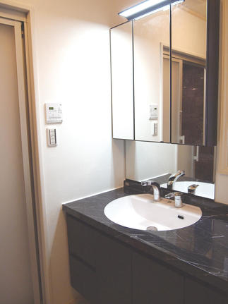 洗面室にも暖房器具を設置