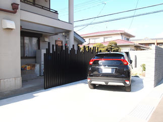 勝手口からすぐの場所に駐車場を配置