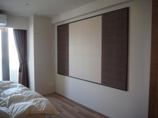 落ち着いた色合いとしなやかな布をイメージしたレリーフで優雅な雰囲気を演出します