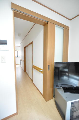 下にレールの無い上吊り引戸で床がフラットになりつまずき防止に