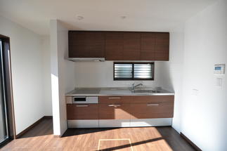 広々スペースに落ち着いた色合いのキッチン