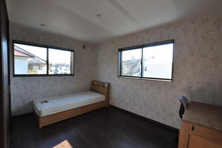 子供部屋は遊び心のある壁紙で