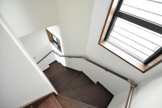 窓が多く階段が明るい