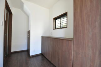 玄関も十分な明るさとスペースを確保