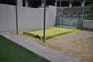 みんな大好きお砂場。ネットで猫対策も。