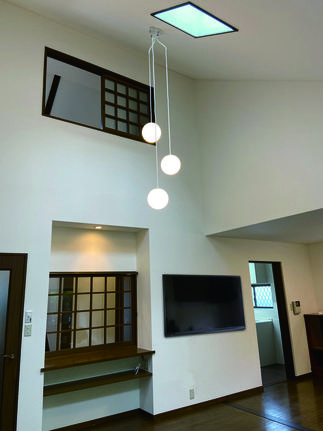 間仕切り壁をなくし広々。可動式のテレビ金具で便利に。カウンターには棚を増設。