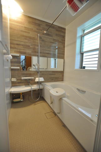 浴室と脱衣所の窓は目隠しルーバーで安心