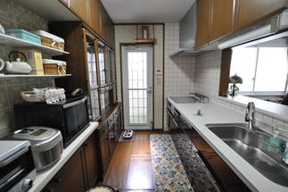 収納は以前のままでも新しいキッチンと違和感なし