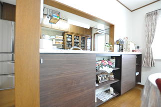 扉の位置をスライドで移動可能　見せたい所だけ見せられる収納に