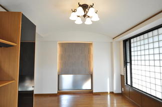 エコカラットと照明で雰囲気ある玄関ホール