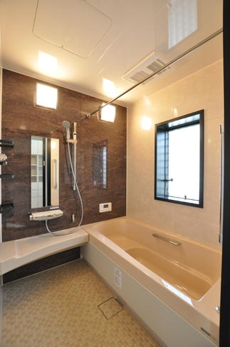 ブラウンの壁で落ち着いた空間に