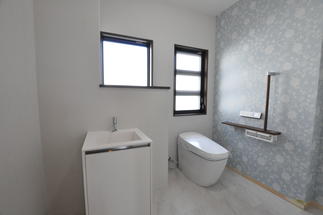 清潔感ある空間に壁紙でアクセント