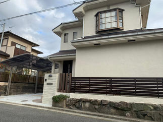 植え込みを取り払い木製フェンスに