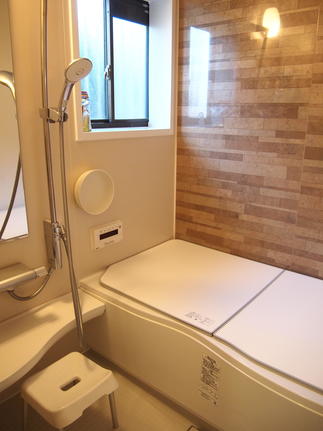 鋼板の壁には磁石付きの桶が付けられて便利