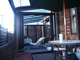 手前が開放感のあるテラスで奥はサンルームに