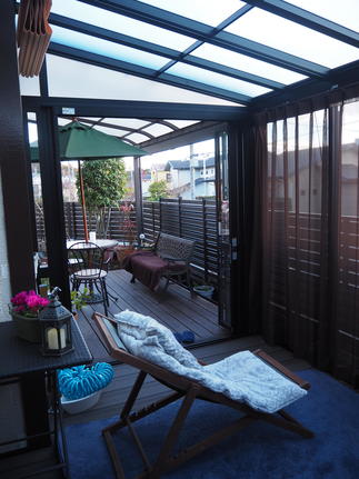 手前のサンルームには雨の日に洗濯物も干せて便利