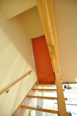スケルトン階段の断熱対策として電動ロールスクリーン階段を設置