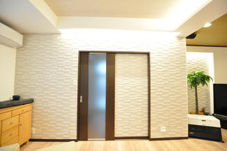 照明とエコカラットの組み合わせがオシャレ