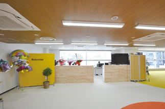 スタッフスペースも明るく開放的