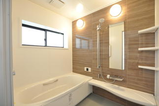 落ち着いた色合いでリラックスできる浴室に