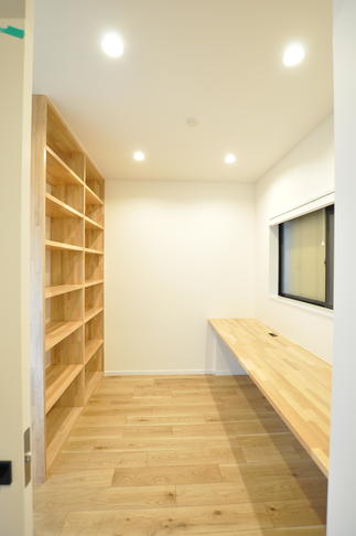 大容量の本棚とワークスペース