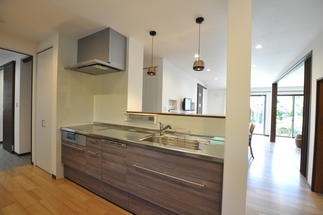 広々としたキッチンは見た目も収納力も抜群です