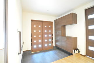 グレーのタイルが玄関を引き締めてくれます