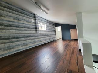 デニム柄の壁紙で遊び心を