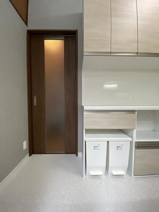 入り口は引戸に取替。ゴミ箱もすっきり収まるカップボード。