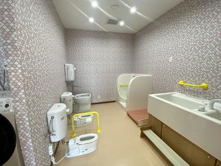 ピンクの壁紙で明るく楽しい印象のトイレ！