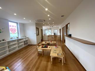 窓が多く明るい室内