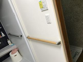 引戸にする事で手すりをドア近くまで長く設置でき安心です。