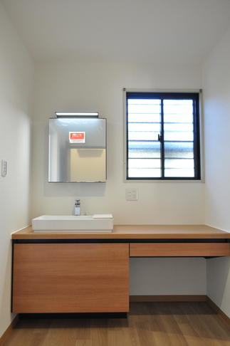 朝の混雑時でも並んで使える幅広タイプ